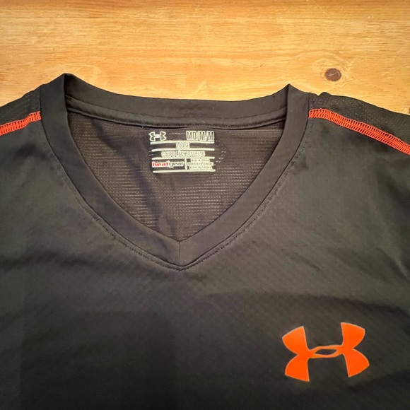 Men’s Black Under Armor Loose Fit Heat Gear Short Sleeve V-Neck T-Shirt Medium - Picture 2 of 3